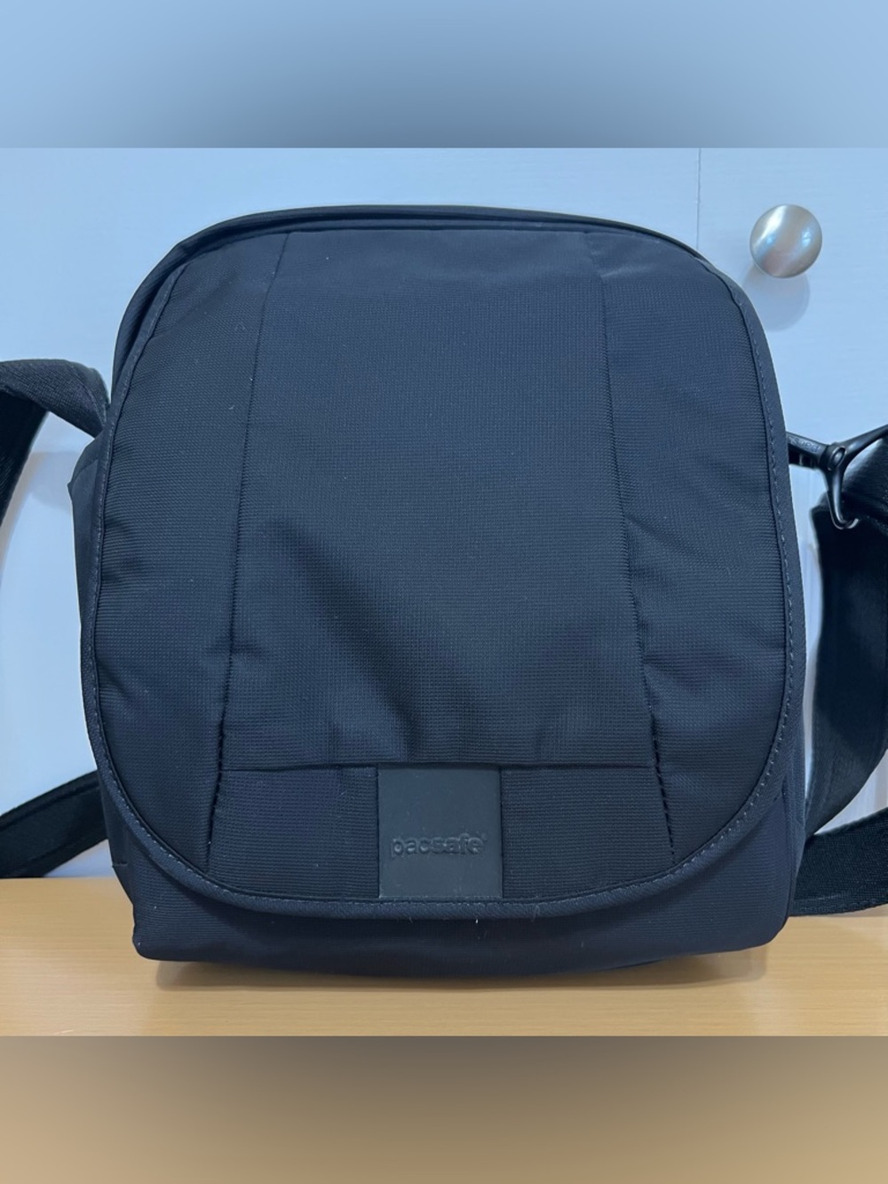 Pacsafe Metrosafe LS200 Anti-Theft Black Crossbody Bag